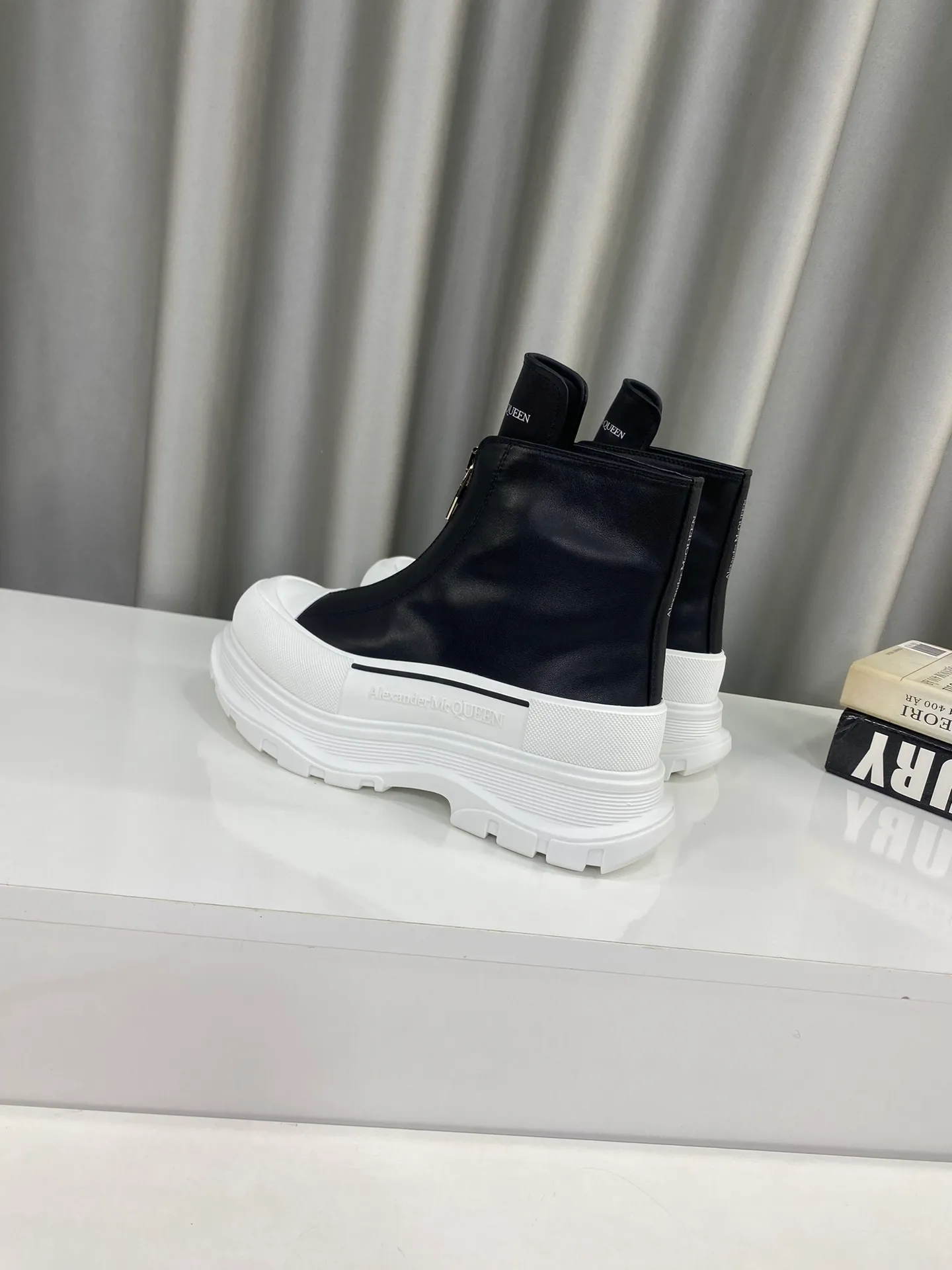 👟👟Ex-factory price 640👟👟Male +10 🔺Mc Queen 🔺Alexander McQueen's latest model, thick-soled front zipper motorcycle boots🌈 The designer has a bold idea, perfectly combined with the trend of the times, super comfortable and versatile, new motorcycle style design, multiple crafts splicing outsole, it is perfect, many celebrities and Internet celebrities endorse it. 🔥Material: Original custom-made first-layer cowhide for the upper. Interior: Original custom crystal sheepskin lining. Outsole: Original TPU multi-layer combination outsole, •┈┈┈┈┈┈★┈┈┈┈┈┈┈• Size: Women’s 35～39 (34, 40, customization is non-returnable) Men’s 39～44 (38, 45, customization is not returnable) Full set of counter original packaging